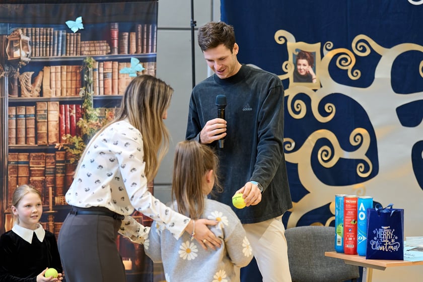 Hubert Hurkacz odwiedził dawną szkołę na Januszowickiej we Wrocławiu i spotkał się z uczaniami