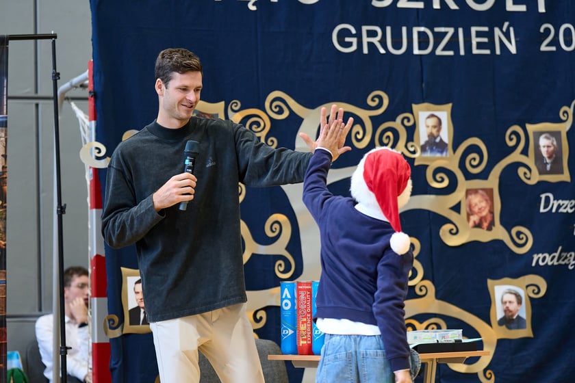 Hubert Hurkacz odwiedził dawną szkołę na Januszowickiej we Wrocławiu i spotkał się z uczaniami