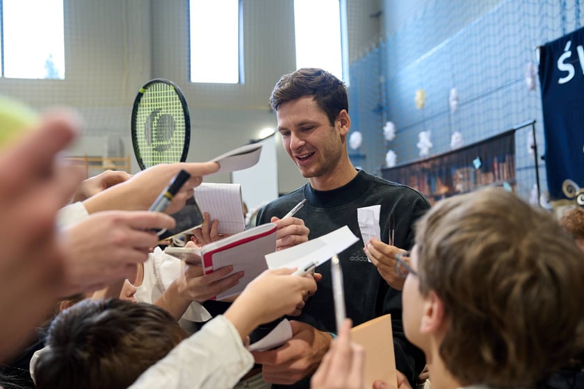 Hubert Hurkacz odwiedził dawną szkołę na Januszowickiej we Wrocławiu i spotkał się z uczaniami