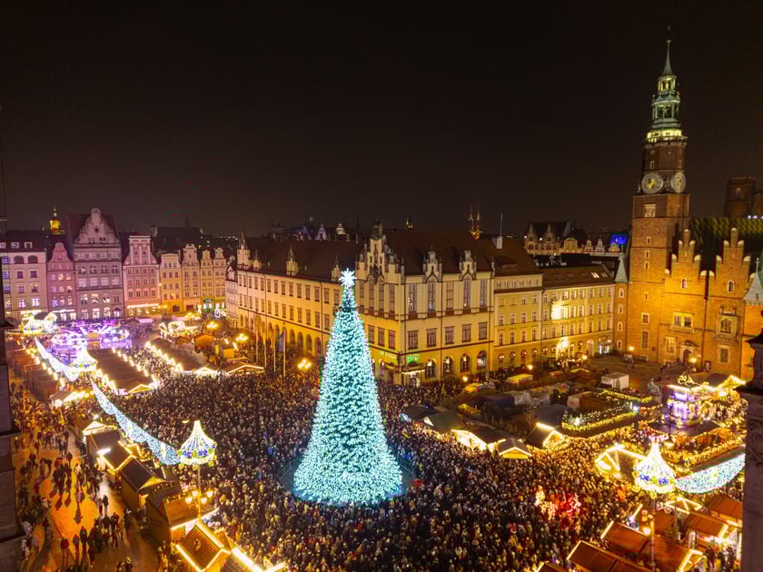 Wrocławski Rynek z lotu ptaka - rozświetlenie choinki 2025