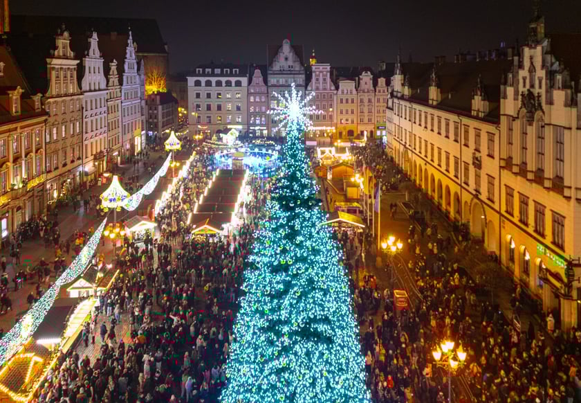 Wrocławski Rynek z lotu ptaka - rozświetlenie choinki 2025