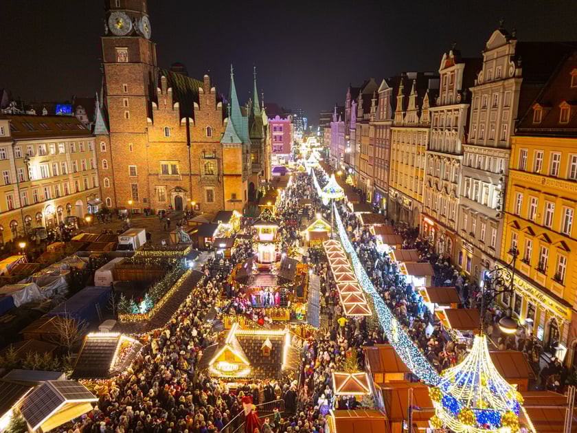 Wrocławski Rynek z lotu ptaka - rozświetlenie choinki 2025
