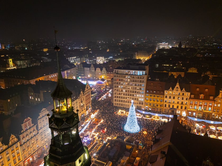 Wrocławski Rynek z lotu ptaka - rozświetlenie choinki 2025