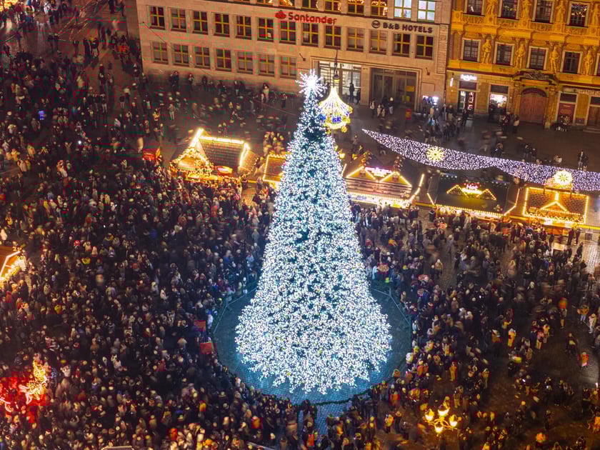 Wrocławski Rynek z lotu ptaka - rozświetlenie choinki 2025