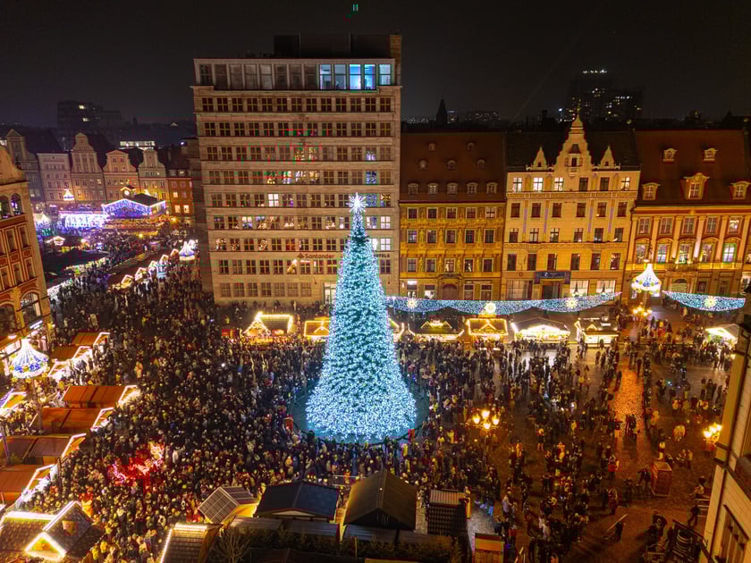 Wrocławski Rynek z lotu ptaka - rozświetlenie choinki 2025