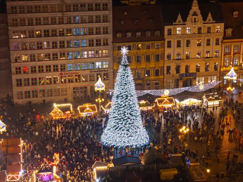 Wrocławski Rynek z lotu ptaka - rozświetlenie choinki 2025