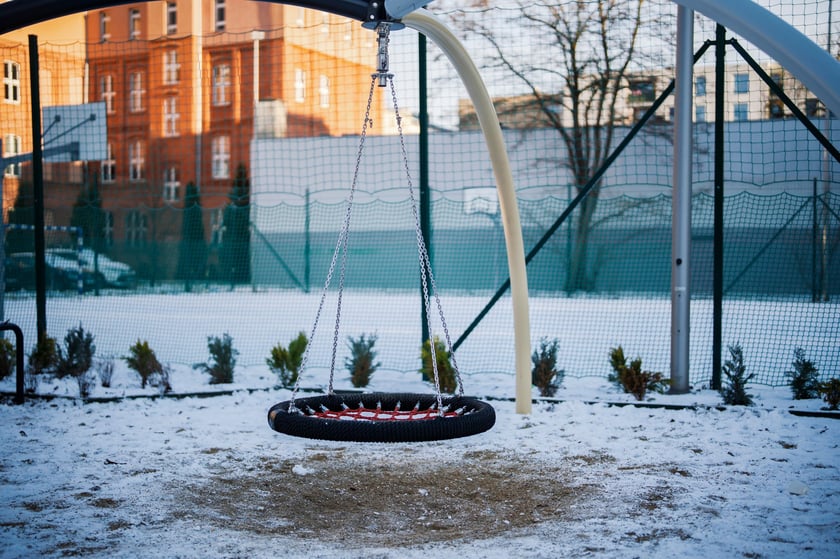 Huśtawki, bujaki i boisko - to wszystko też już tu jest. Tylko czekać wiosny!