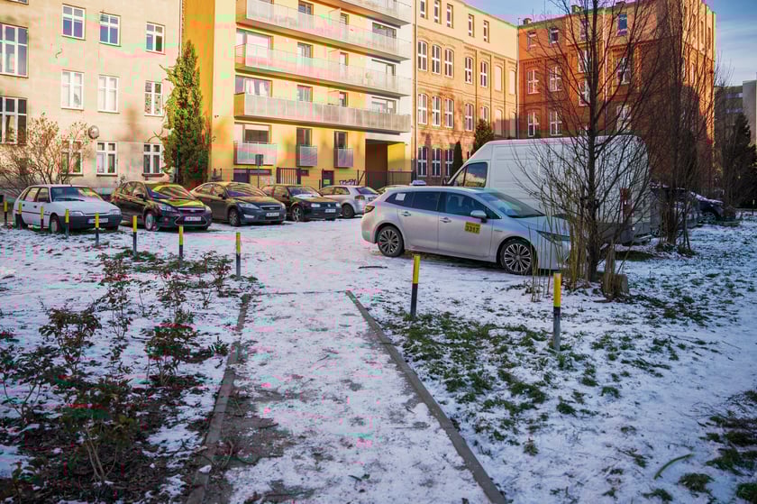 Podw&oacute;rko pomiędzy ulicami&nbsp;Komuny Paryskiej, Krasińskiego, Worcella i Pułaskiego częściowo już po remoncie