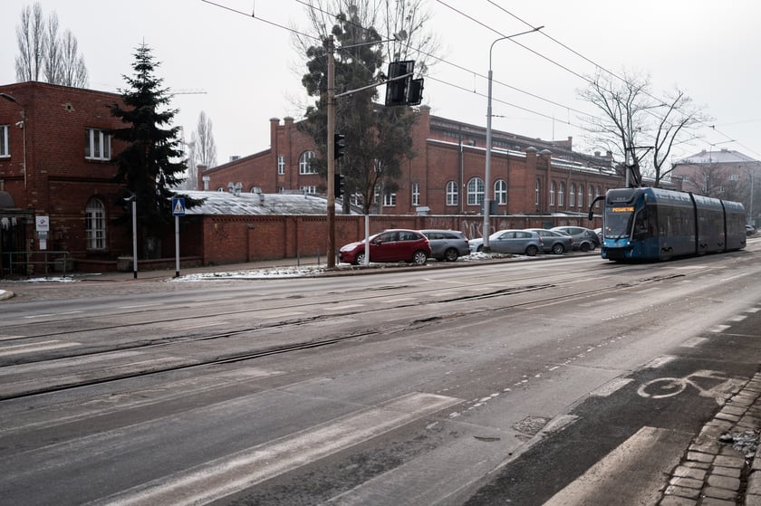 Remont torowiska na ulicy Trzebnickiej będzie dla MPK największym wyzwaniem inwestycyjnym w 2026 roku. Na zdjęciu z 9 stycznia obecny stan torów