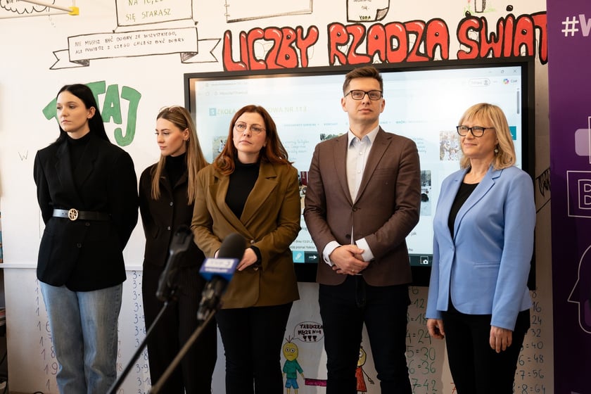 Zdjęcie z konferencji prasowej dotyczącej wdrożenia programu "Zdalny psycholog" w 110 wrocławskich szkołach i przedszkolach.