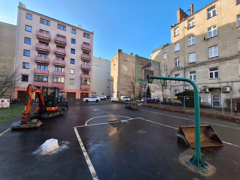 Ruszył remont podwórka w obrębie ulic Piotra Skargi i Nowej na osiedlu Stare Miasto we Wrocławiu