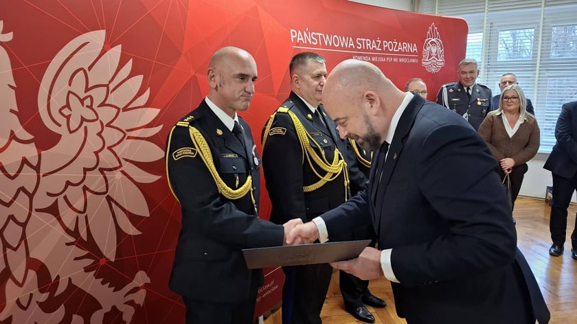 st. bryg. Krzysztof Gielsa i Jacek Sutryk, prezydent Wrocławia