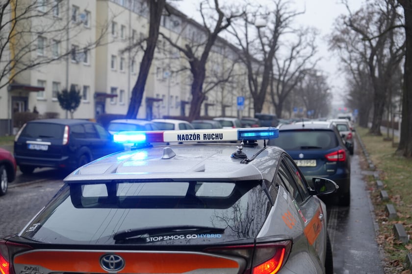 Uwaga, trudne warunki na drogach! Utrudnienia dla pasażer&oacute;w komunikacji, 5 luty 2026 r.