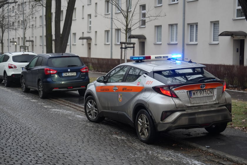 Uwaga, trudne warunki na drogach! Utrudnienia dla pasażer&oacute;w komunikacji, 5 luty 2026 r.
