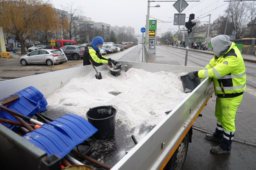 Uwaga, trudne warunki na drogach! Utrudnienia dla pasażer&oacute;w komunikacji, 5 luty 2026 r.