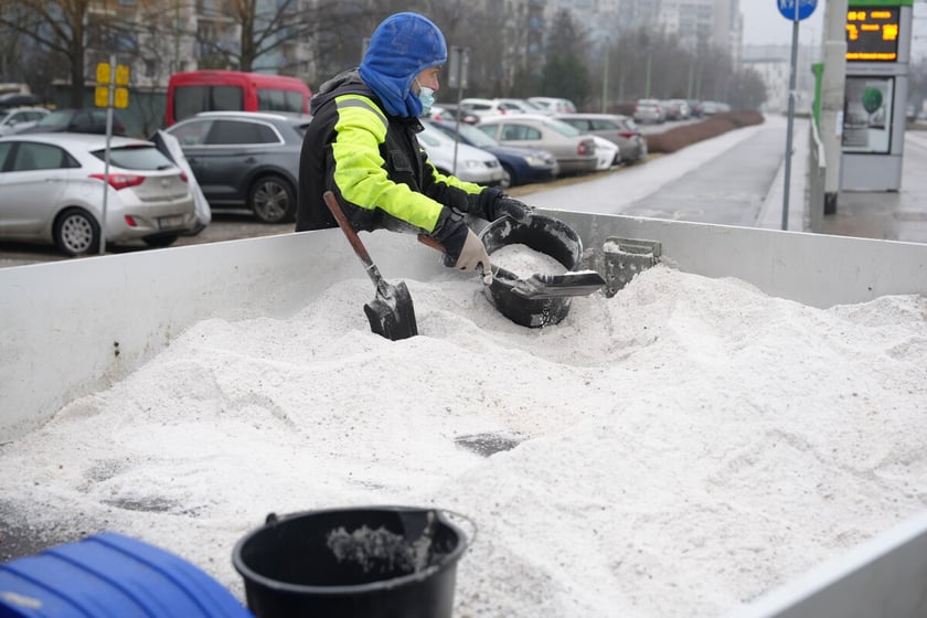Uwaga, trudne warunki na drogach! Utrudnienia dla pasażer&oacute;w komunikacji, 5 luty 2026 r.