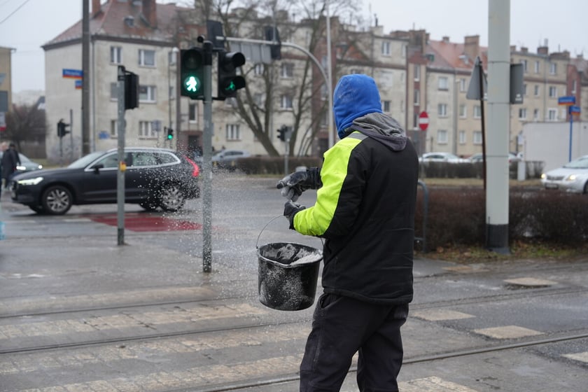 Uwaga, trudne warunki na drogach! Utrudnienia dla pasażer&oacute;w komunikacji, 5 luty 2026 r.