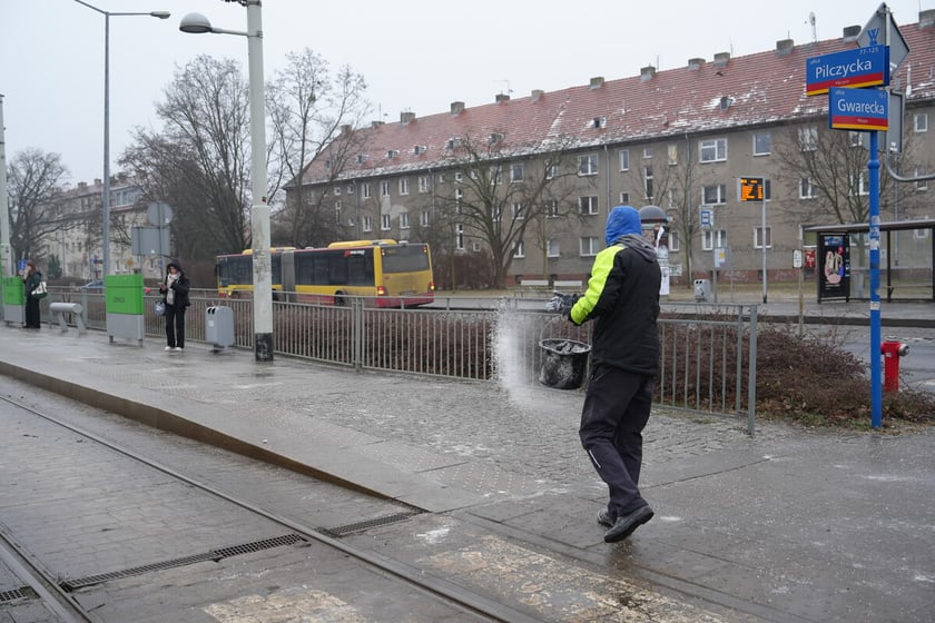 Uwaga, trudne warunki na drogach! Utrudnienia dla pasażer&oacute;w komunikacji, 5 luty 2026 r.