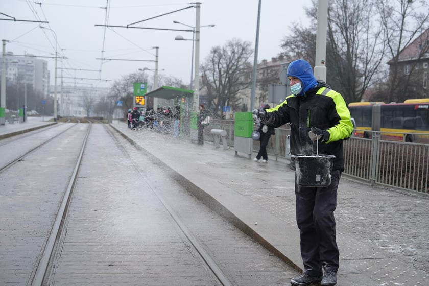 Uwaga, trudne warunki na drogach! Utrudnienia dla pasażer&oacute;w komunikacji, 5 luty 2026 r.
