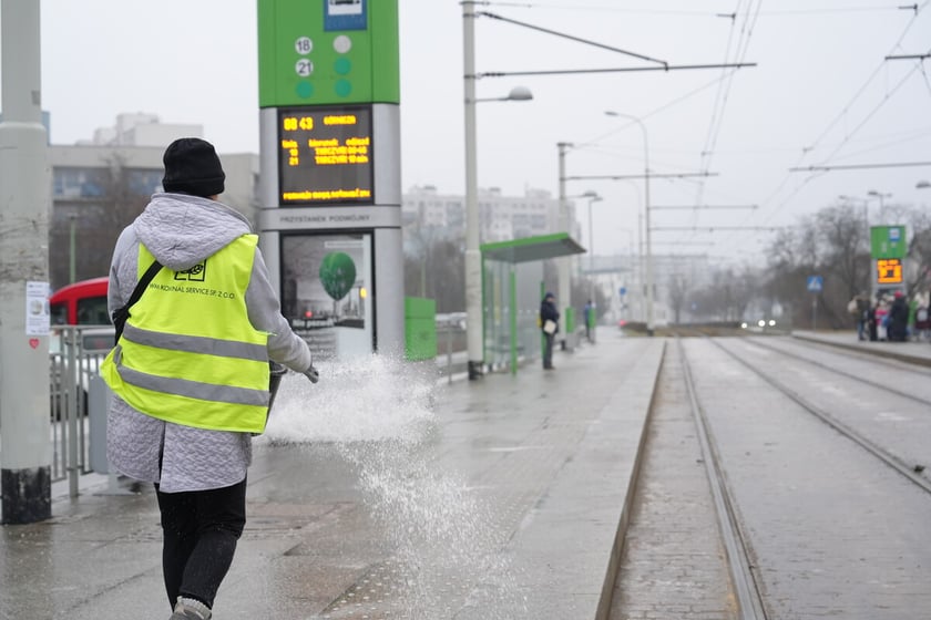 Uwaga, trudne warunki na drogach! Utrudnienia dla pasażer&oacute;w komunikacji, 5 luty 2026 r.