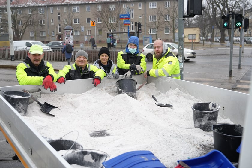 Uwaga, trudne warunki na drogach! Utrudnienia dla pasażer&oacute;w komunikacji, 5 luty 2026 r.