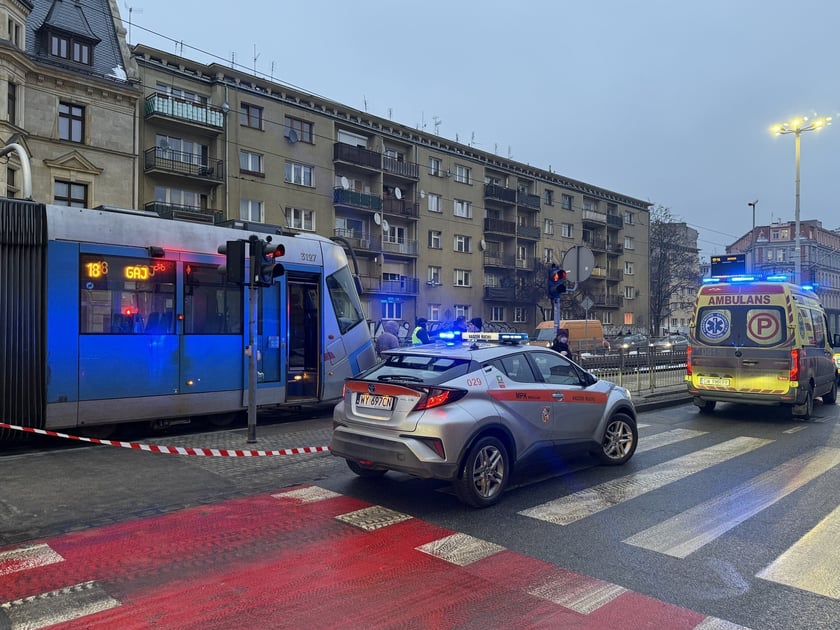 Miejscu wypadku na ul. Kazimierza Wielkiego, gdzie tramwaj potrącił rowerzystę. 17 lutego 2026 r.