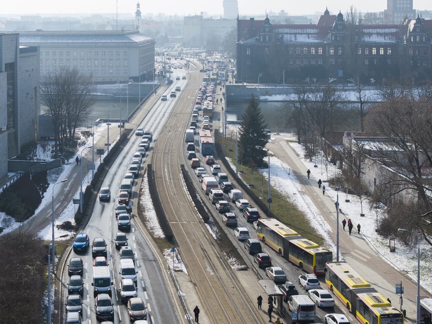 Korki na Moście Pokoju po awarii magistrali w ul. Oławskiej - 19 lutego
