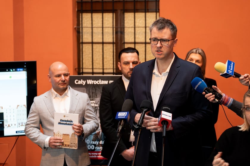 Konferencja prasowa, podczas kt&oacute;rej przedstawiono Poradnik Mieszkańca. Przy mikrofonie wiceprezes ARAW, Adrian Staniszewski.