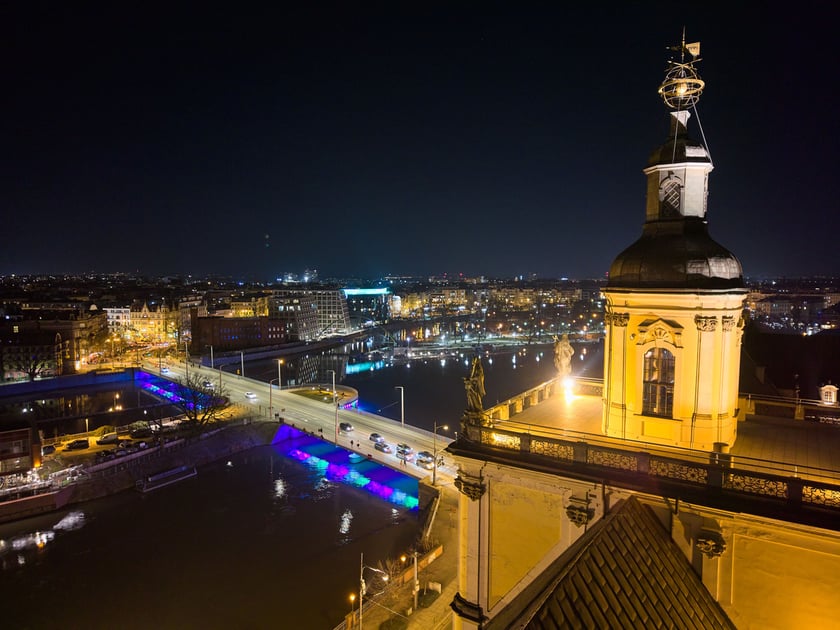 Podświetlone Mosty Uniwersyteckie. Widok po zmroku. Wrocław, 28.02.2026