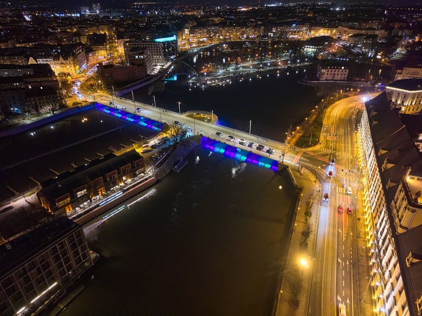 Podświetlone Mosty Uniwersyteckie. Widok po zmroku. Wrocław, 28.02.2026