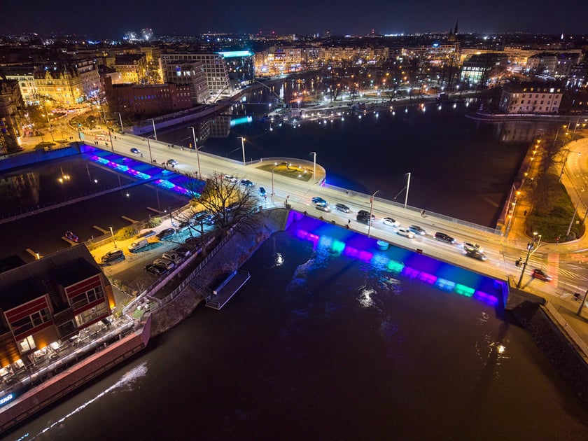 Podświetlone Mosty Uniwersyteckie. Widok po zmroku. Wrocław, 28.02.2026
