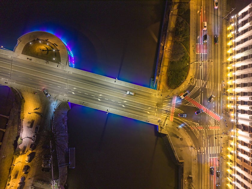 Podświetlone Mosty Uniwersyteckie. Widok po zmroku. Wrocław, 28.02.2026