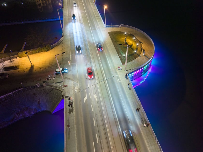 Podświetlone Mosty Uniwersyteckie. Widok po zmroku. Wrocław, 28.02.2026