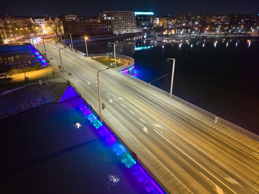 Podświetlone Mosty Uniwersyteckie. Widok po zmroku. Wrocław, 28.02.2026