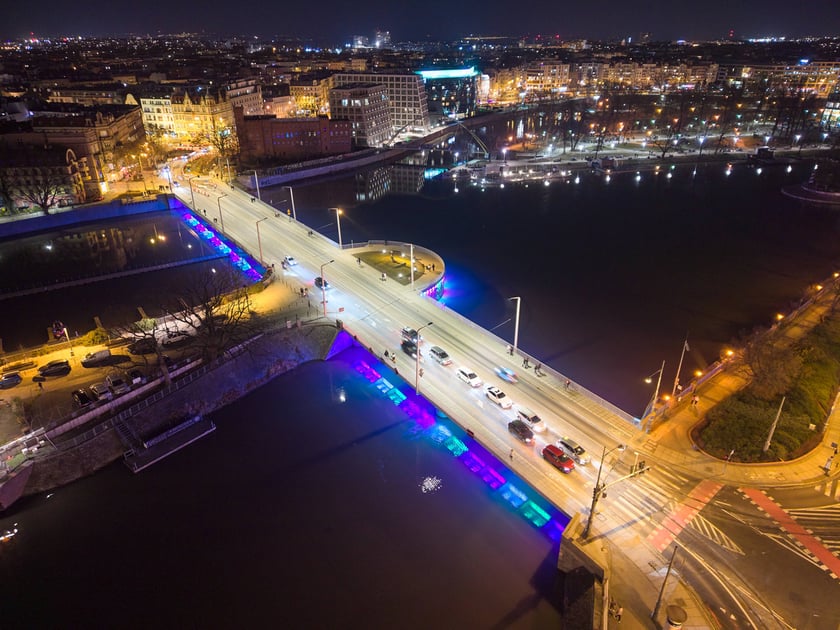 Podświetlone Mosty Uniwersyteckie. Widok po zmroku. Wrocław, 28.02.2026