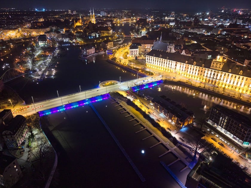 Podświetlone Mosty Uniwersyteckie. Widok po zmroku. Wrocław, 28.02.2026