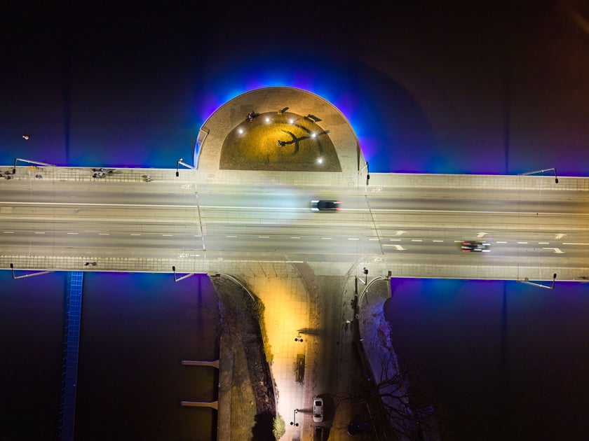 Podświetlone Mosty Uniwersyteckie. Widok po zmroku. Wrocław, 28.02.2026