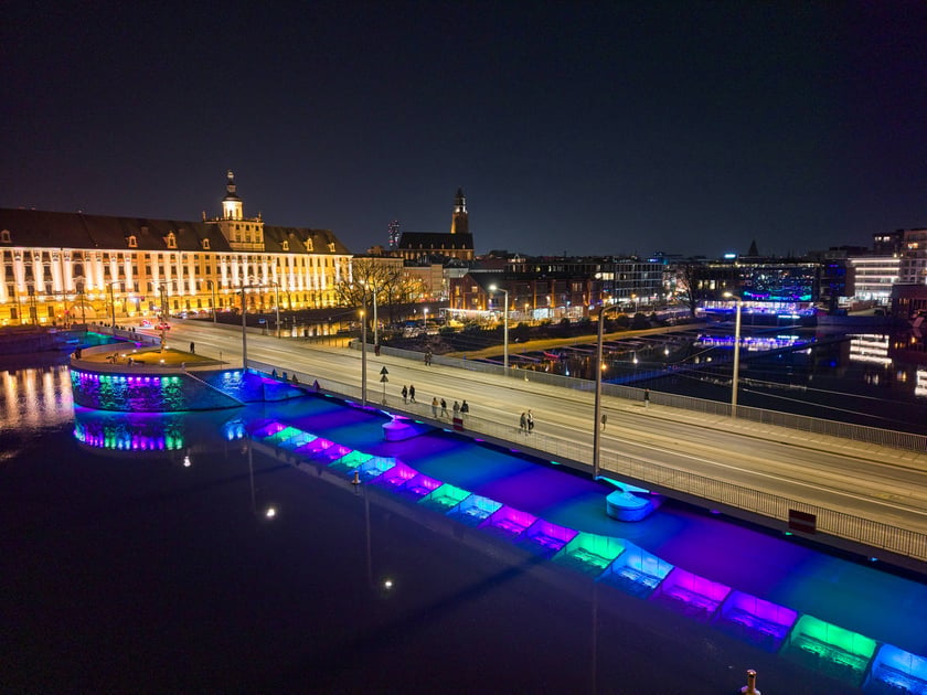 Podświetlone Mosty Uniwersyteckie. Widok po zmroku. Wrocław, 28.02.2026