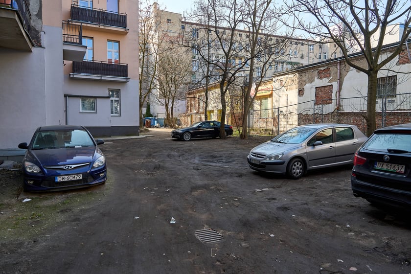 Podw&oacute;rko&nbsp;w obrębie ulic&nbsp;Barlickiego, Nowowiejską, Orzeszkowej i Wyszyńskiego, w stanie obecnym - niedługo przejdzie remont