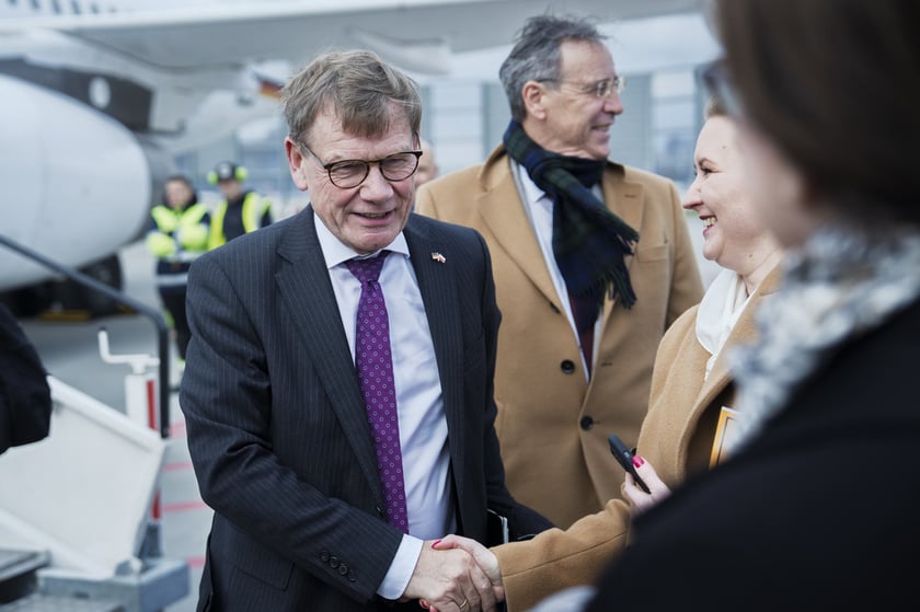 Wizyta Radosława Sikorskiego i Johanna&nbsp;Wadephula w Krzyżowej - ministrowie wylądowali na wrocławskim lotnisku