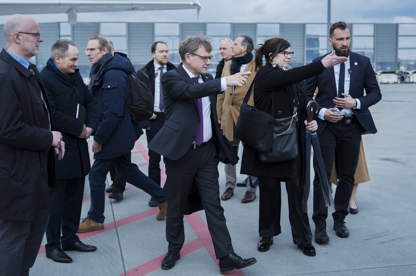 Wizyta Radosława Sikorskiego i Johanna&nbsp;Wadephula w Krzyżowej - ministrowie wylądowali na wrocławskim lotnisku