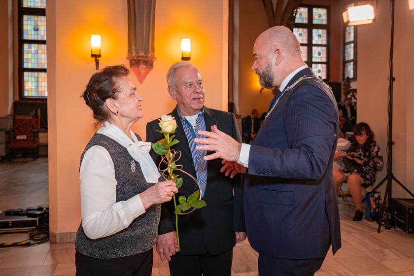 Uroczystość wręczenia medali za Długoletnie Pożycie Małżeńskie w Ratuszu we Wrocławiu