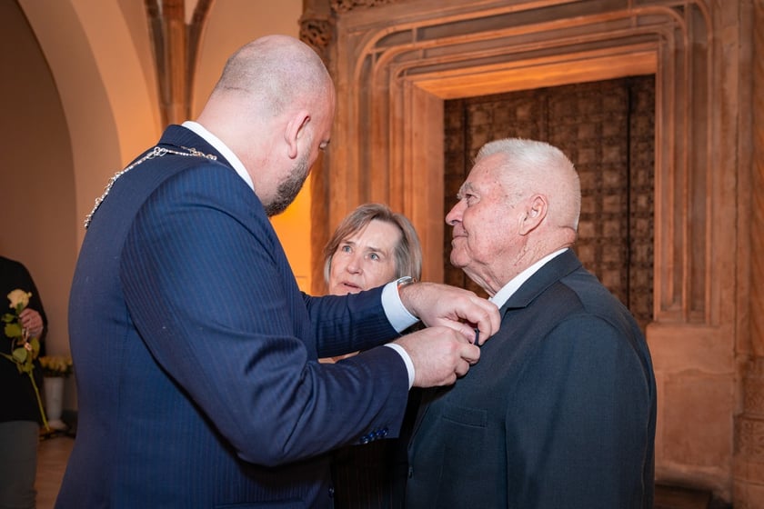 Uroczystość wręczenia medali za Długoletnie Pożycie Małżeńskie w Ratuszu we Wrocławiu