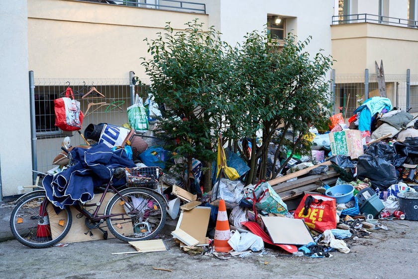 Usuwanie odpadów z podwórka przy ul. Grunwaldzkiej