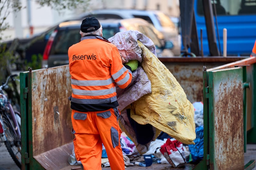 Usuwanie odpadów z podwórka przy ul. Grunwaldzkiej