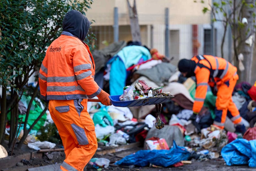 Usuwanie odpadów z podwórka przy ul. Grunwaldzkiej