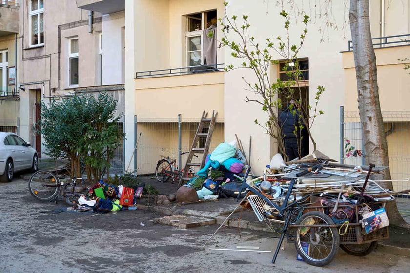 Usuwanie odpadów z podwórka przy ul. Grunwaldzkiej