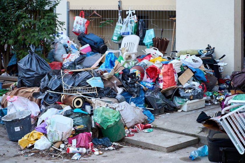 Usuwanie odpadów z podwórka przy ul. Grunwaldzkiej