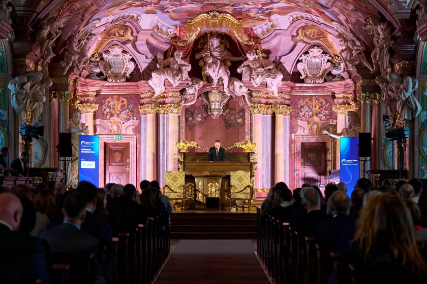Radosław Sikorski, wicepremier, minister spraw zagranicznych na otwarciu East West Forum w Auli Leopoldina.