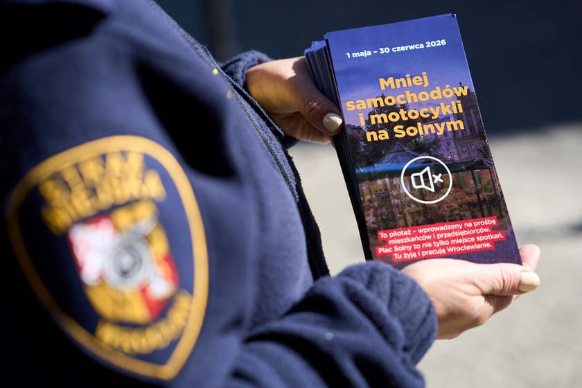 Rozdawanie ulotek dotyczących ograniczenia w ruchu na Placu Solnym